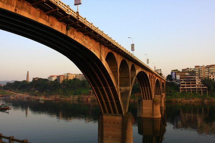 老百晓集桥注:2009年1月5日,212国道重要通道合川涪江一桥成功爆破.