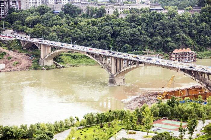 潼南涪江大桥位于重庆市潼南至古溪公路上.