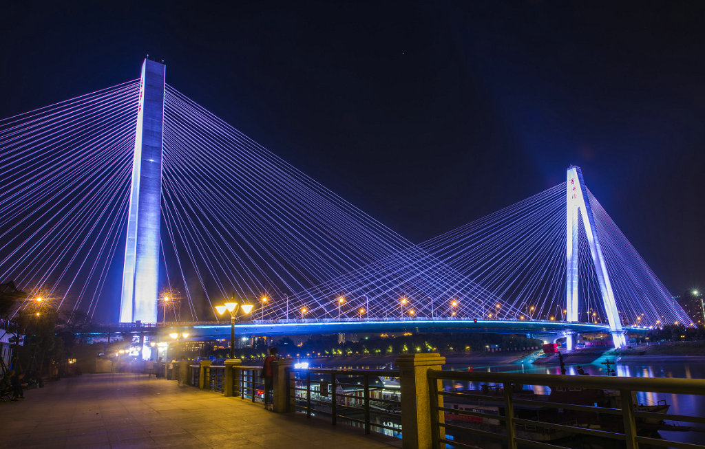 �人���º���