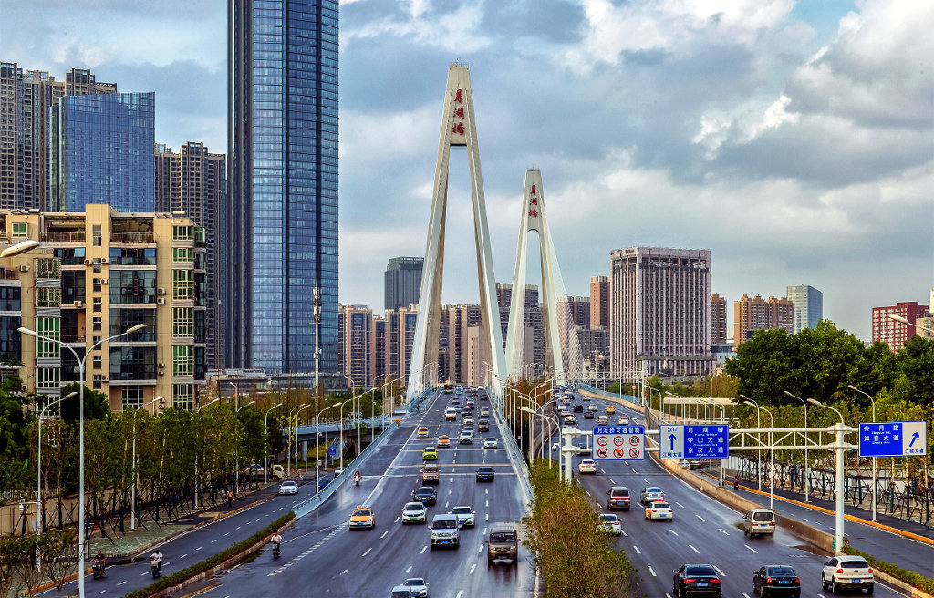 �人���º���