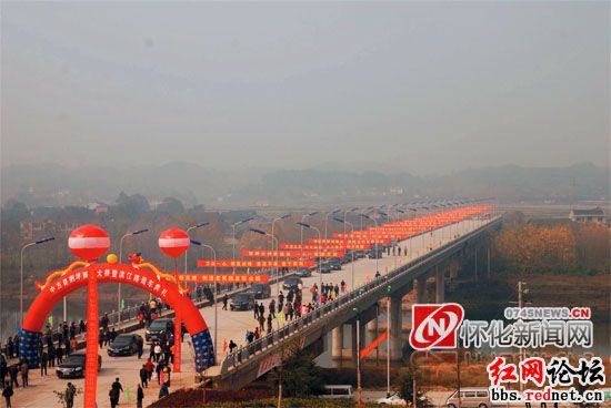 荆坪大桥和滨江路的贯通,促成了全新的"经济走廊",中方北接怀化主城区