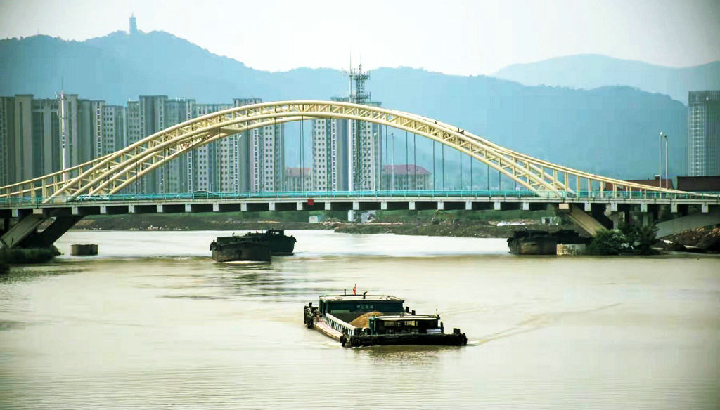 �����н������