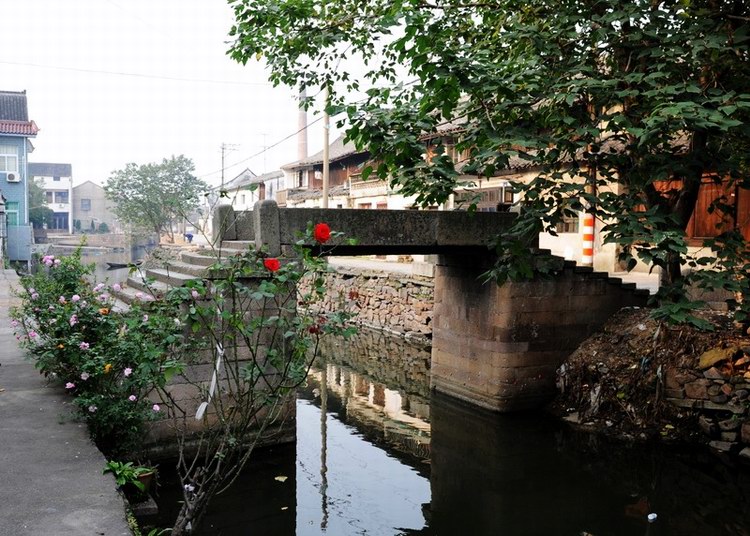 典当桥位于慈溪市鸣鹤古镇,为单孔石梁桥.建造年月不详.