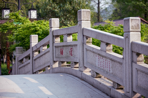 �����а�������̬԰������֮������