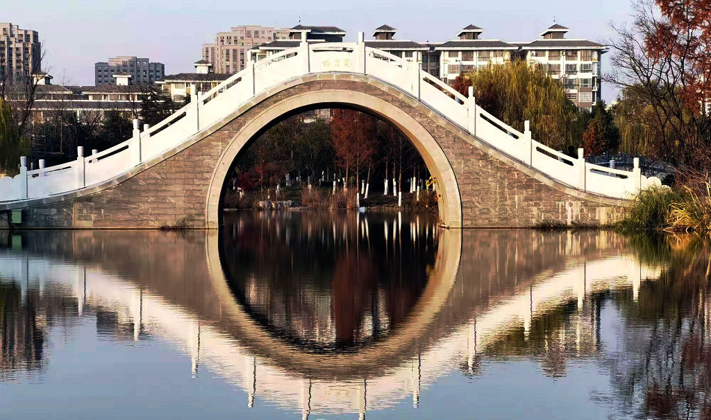 �������˺ӽֵ��һ�����԰��¶��