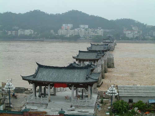 广济桥又称湘子桥,位于广东省潮安县潮州镇东,横跨韩江.