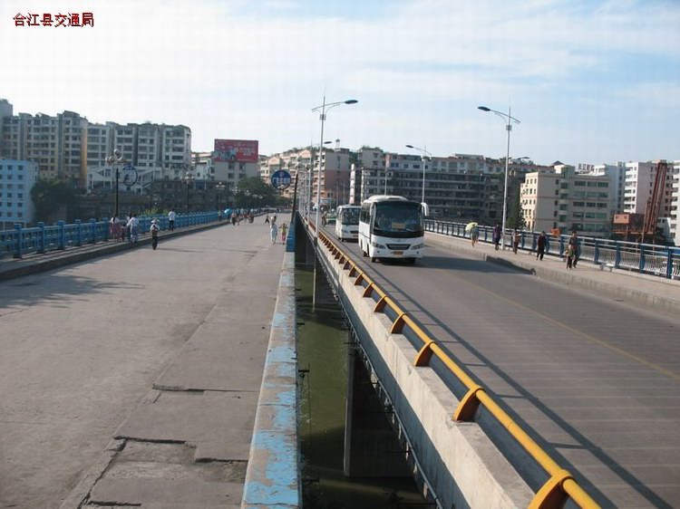 跨赤水河,位于赤水河汇入长江的河口附近,连接泸合公路,合习公路和合