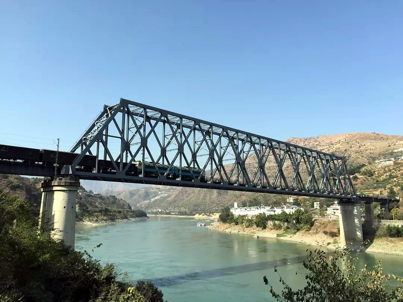 三堆子大桥,又名金江铁路桥,就是成昆铁路跨越金沙江的大桥