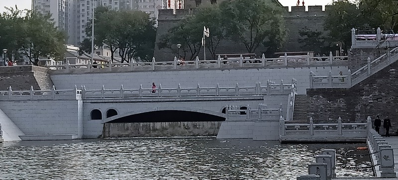 г