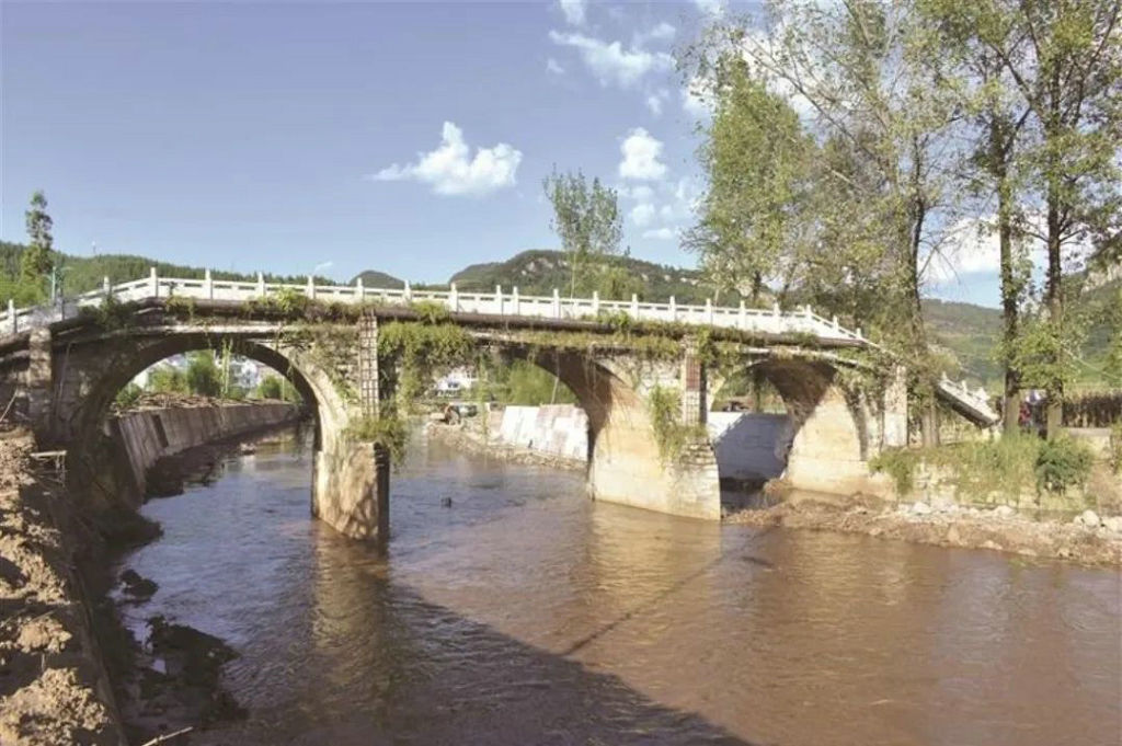 ��ɽ��������Ե�ʯ����