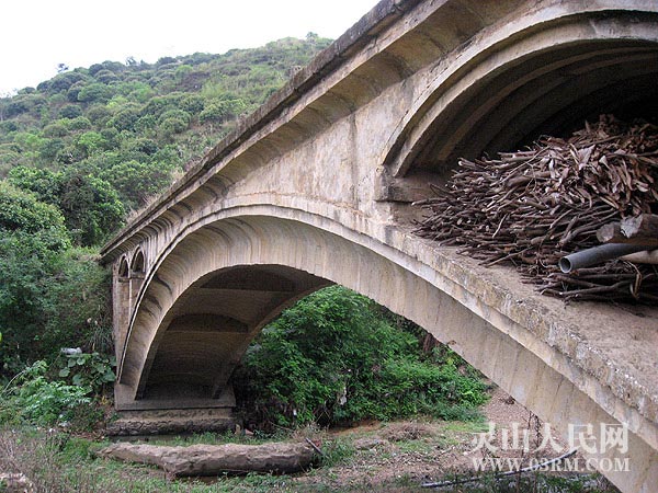 灵山县平山镇榃弼村桥